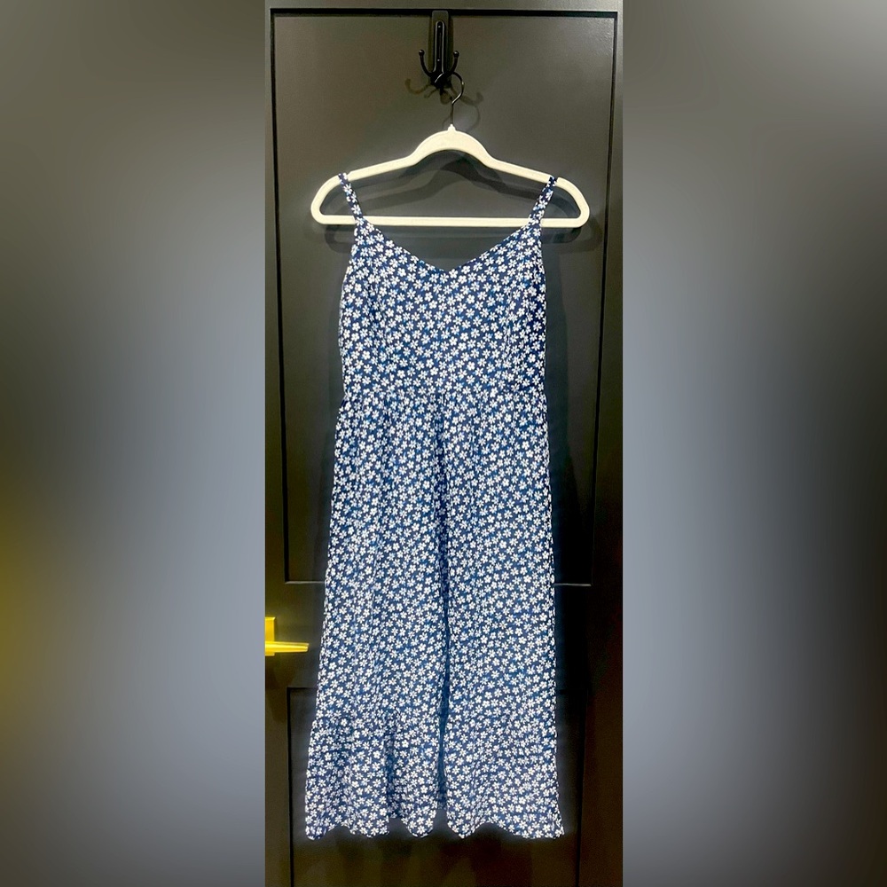 Supper adorable sundress with flowers on it